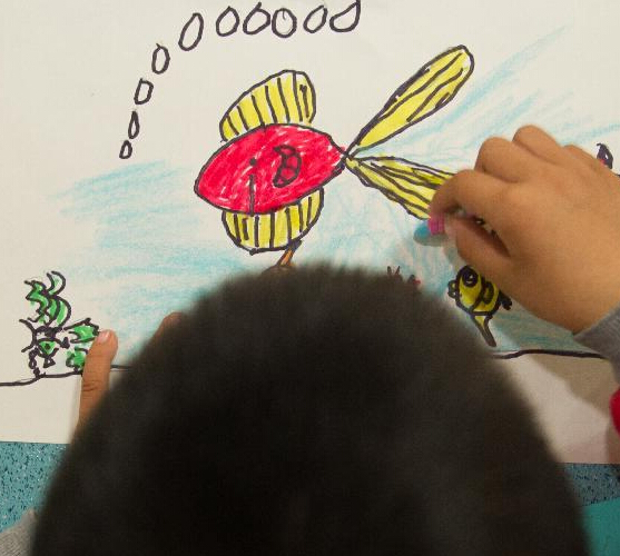 合肥:残障儿童描绘“绿色世界””