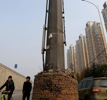 郑州马路中央现“土砖墩电线杆””