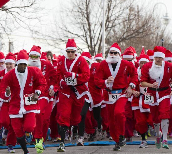 加拿大举办圣诞老人长跑赛”