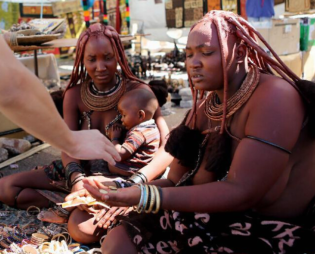 闹市中的“红泥人””