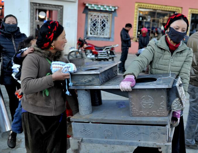 四川康定震灾区首批取暖钢炉发放”