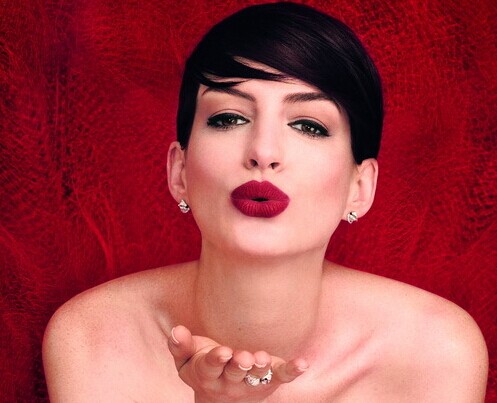 安妮·海瑟薇登芭莎封面 抹胸裙性感嘟嘴送香吻”