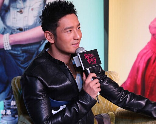 黄晓明空降上海遭观众"调戏" 豪言"不好看我报销"”