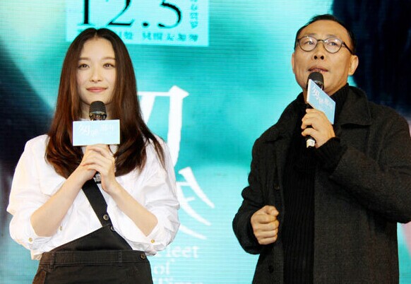 倪妮回母校拿自拍杆玩自拍 遭同学示爱大呼么么哒”