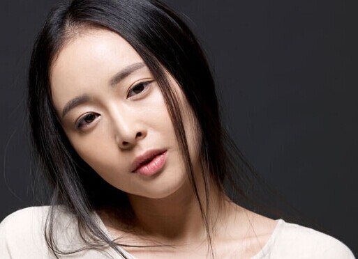 高叶风姿绰约拍大片 长发飘逸尽显“御妹”风情”