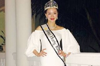 黄诗迪生日派对感谢大家支持 签约瀚霖集团传爱心”