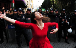 ������Ů�ӿ��鷿����ǿ�� ����ǰ�������衱