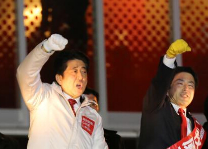 日本选战趋热 安倍街头助选拉票”