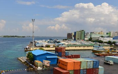 中国海军抵达马尔代夫开始向民众供水”