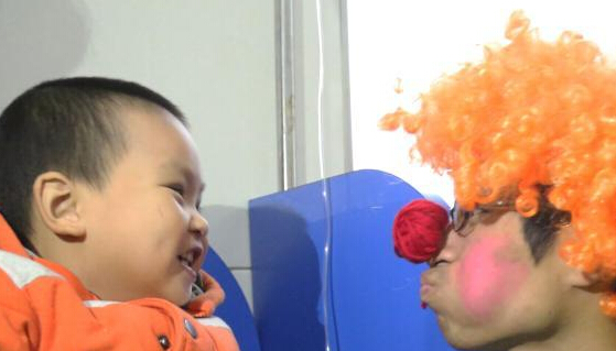 湖南高校志愿者扮小丑缓解患儿焦虑感”