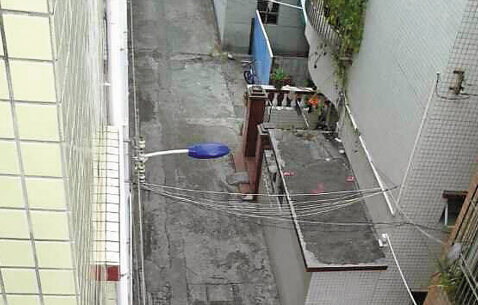 被姑妈扒光衣服 7岁男童寒风中裸体罚站”