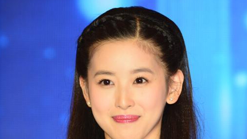 奶茶妹妹身穿碎花裙现身 模样清纯”