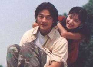 徐静蕾晒与李亚鹏合影旧照 梳马尾辫模样青涩(图)”