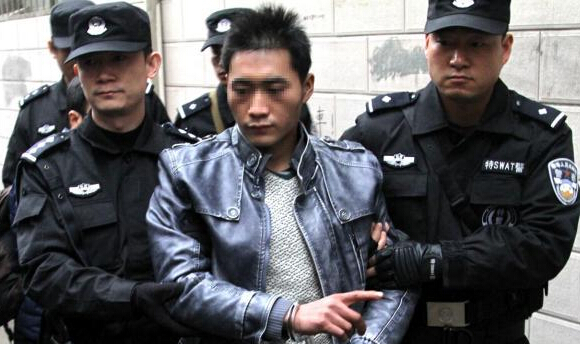 西安一家三口被杀案告破 嫌犯指认现场”