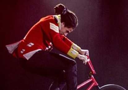 混搭芭蕾舞女和越野自行车共舞”