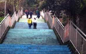 毕业生涂鸦纪念青春 石梯变身浪漫“彩虹””