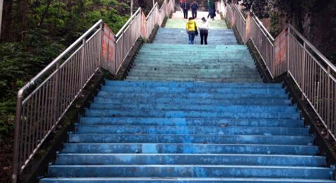 毕业生涂鸦纪念青春 石梯变身浪漫“彩虹””