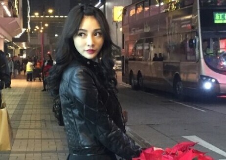 组图:柳岩不惧寒冷光腿出街 美丽冻人大秀性感”