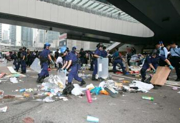 香港中环金钟及湾仔道路重开 公共交通陆续恢复”