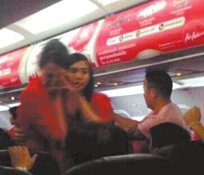 中国乘客大闹亚航航班:向空姐买水索要发票(图)”