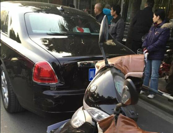 电瓶车撞凹劳斯莱斯 赔偿伤脑筋”