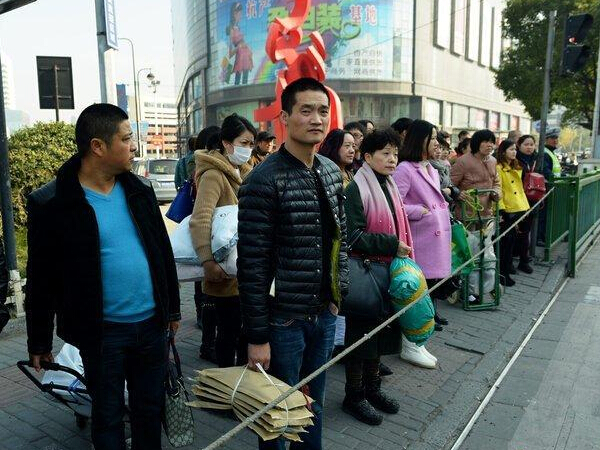 杭州协警长绳劝阻行人闯红灯”