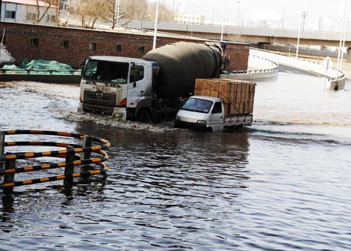 兰州供水管道爆裂现场一片汪洋 主城区供水大面积影响”
