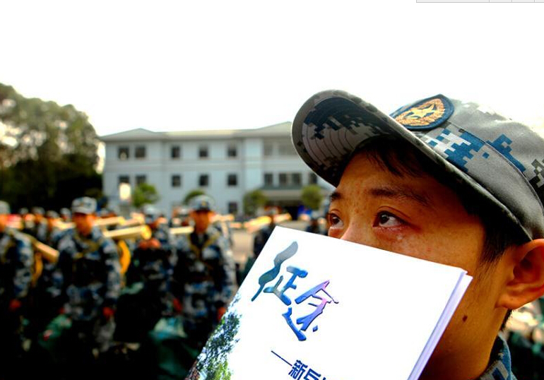 成都军区空军某通信团百余名新兵下连队”