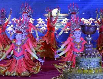 新疆南部蒙古族群众欢度“祖鲁节”民间艺人助兴”