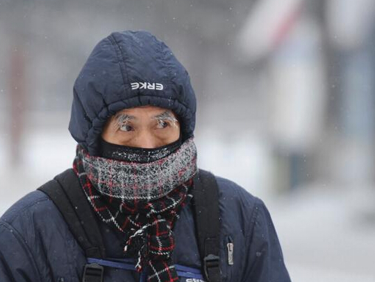 长春遇严寒最低温达零下26度 市民“武装”出行”