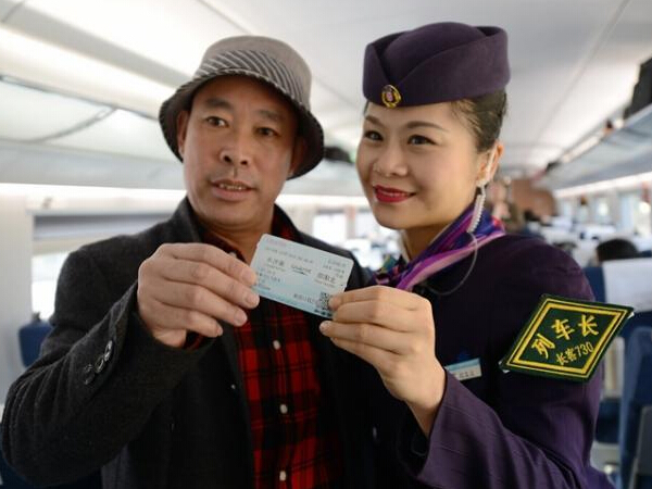 沪昆高铁湖南段全线贯通 靓丽“高姐”与乘客亲切合影”