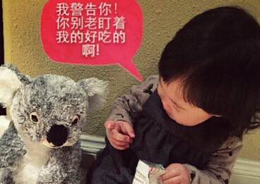 梅婷一岁女儿正面照曝光 快快坐地上吃零食(组图)”