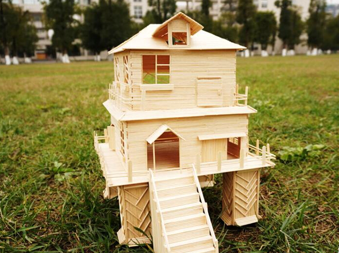 大学软萌妹子变身手工帝 4000根小木棍巧搭超美别墅”