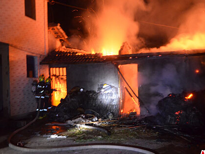 四川绵阳一民房被大火“吞噬” 消防官兵紧急救援”