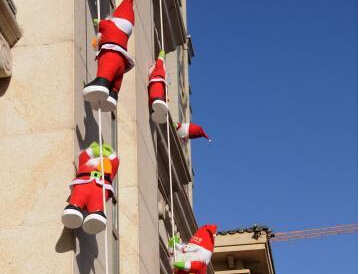 山西“圣诞老人”组团爬墙”