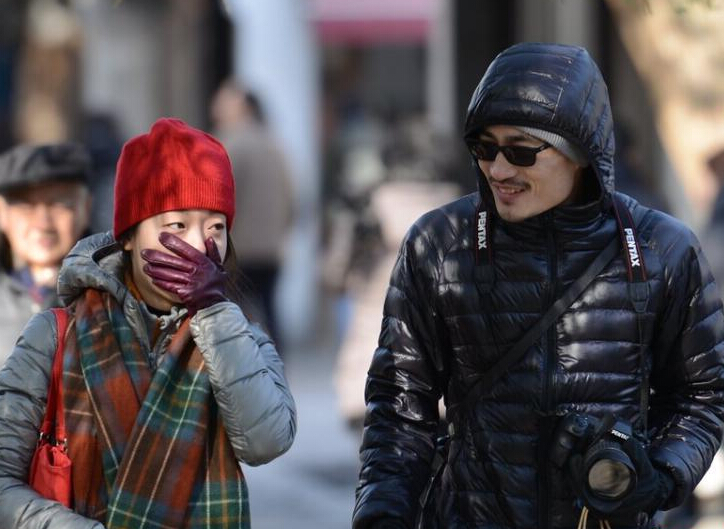 大风低温“袭击”苏州 民众“武装”游老街”