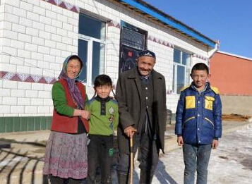 新疆巴里坤农牧民乔迁新居”