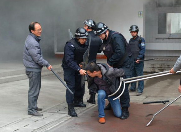 广西小学举行反恐演练 模拟暴恐分子闯校园”