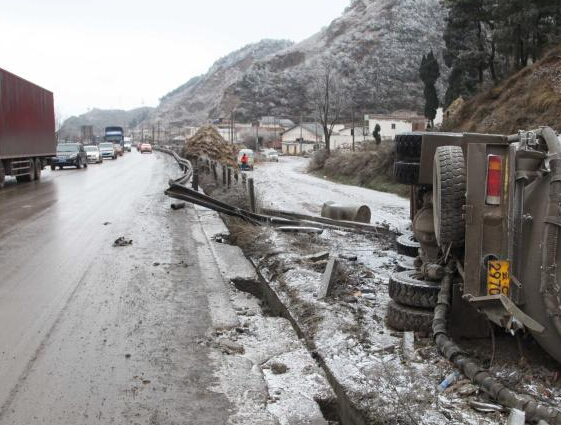 渝昆高速公路云南昭通段雪凌难行 交通事故频发”