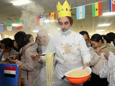 长沙高校举办外教厨艺大赛 异国美食受捧”