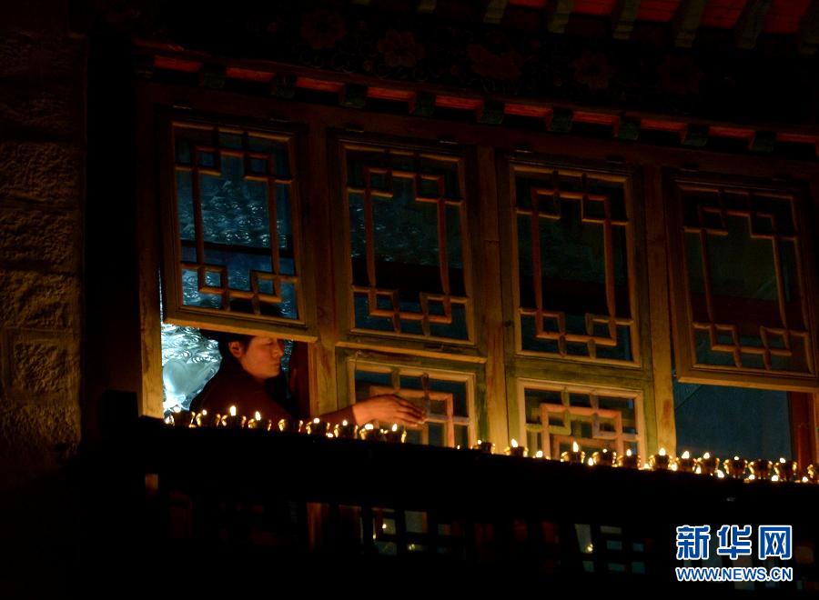 西藏僧俗信众迎来传统“燃灯日””