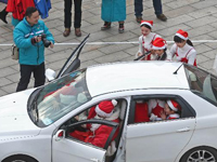 “圣诞老人”参加汽车装人挑战赛”