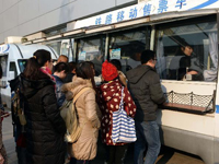 北京:流动售票车送票进校园”