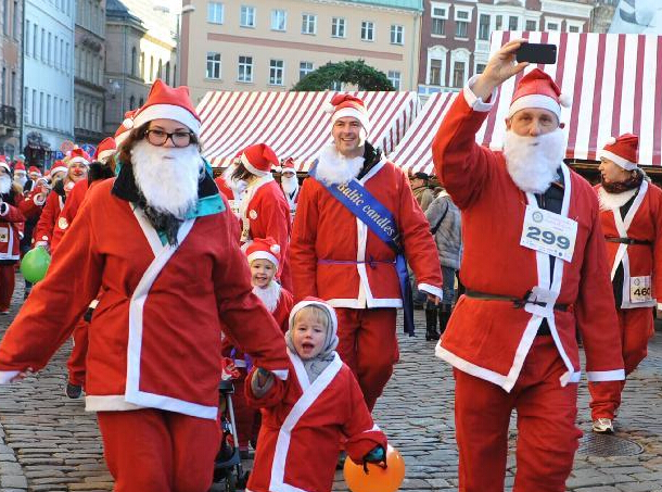 拉脱维亚举行“圣诞老人”慈善赛跑活动”