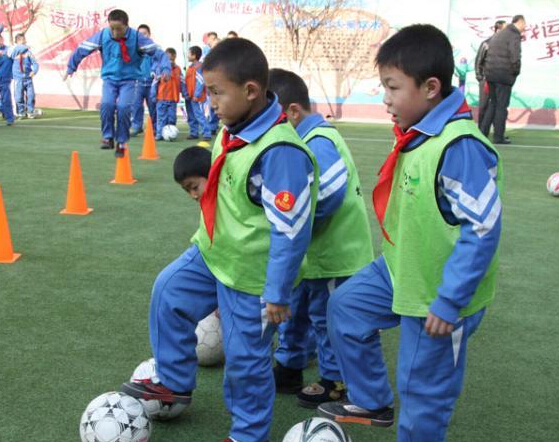 甘肃推广“校园足球队” 足球从娃娃抓起”