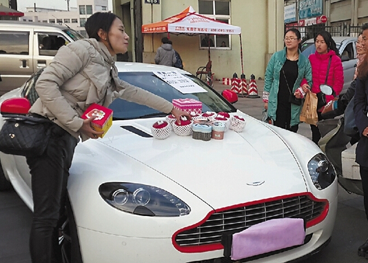 浙江大四女生用物流量豪车卖圣诞苹果”