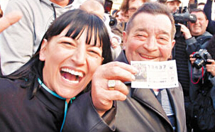 全球金额最高彩票开奖 逾千人中头奖皆大欢喜(图)”