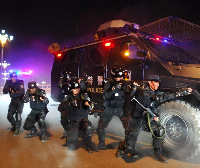 内蒙古临河公安局特警野外拉练 堪比实战”