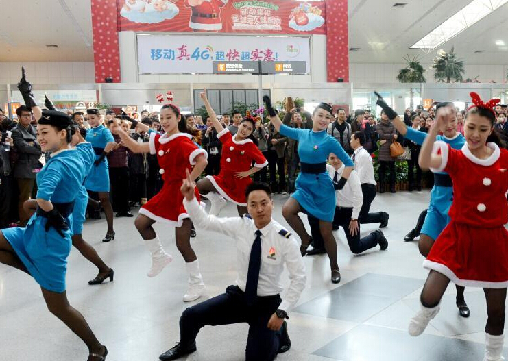 空姐空少机场“快闪”庆圣诞”