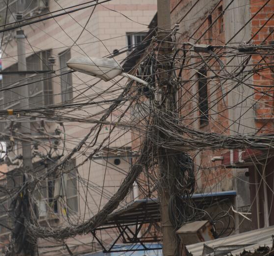 南宁最大城中村电线杂乱如蛛网”